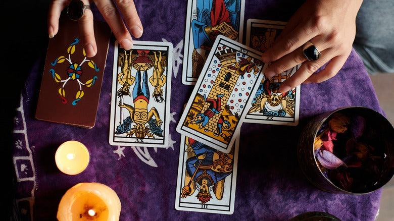 💖 Love's Guidance: How Tarot Cards Illuminate Relationships 🔮